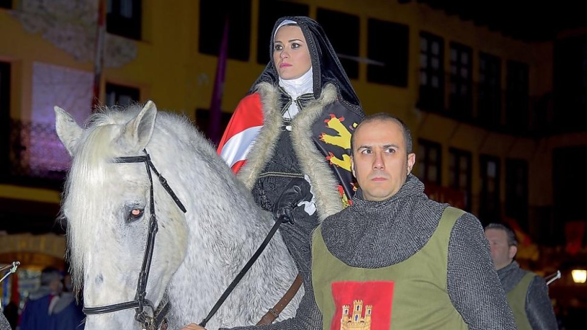 La Reina Juana I de Castilla llega a Tordesillas a lomos de un caballo, seguida de su cortejo real.-ALBERTO PONCELA / CIT TORDESILLAS