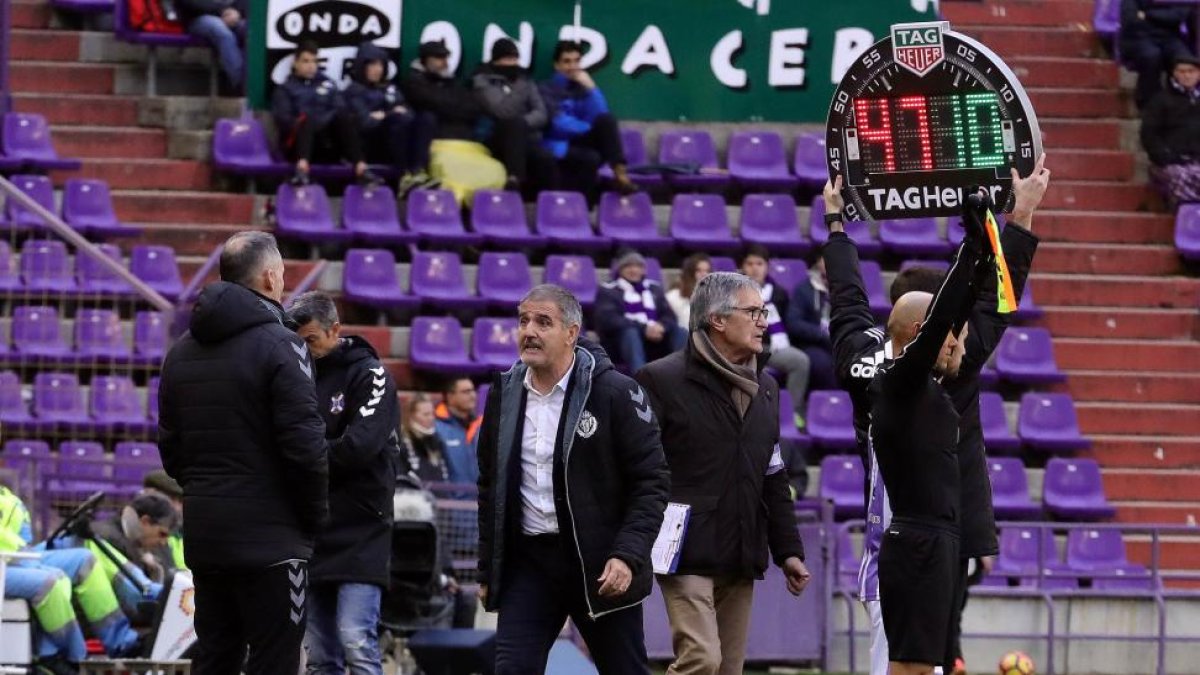 Paco Herrera habla con su segundo, Ángel Rodríguez, en plena pitada por retirar a De Tomás.-PABLO REQUEJO (PHOTOGENIC)