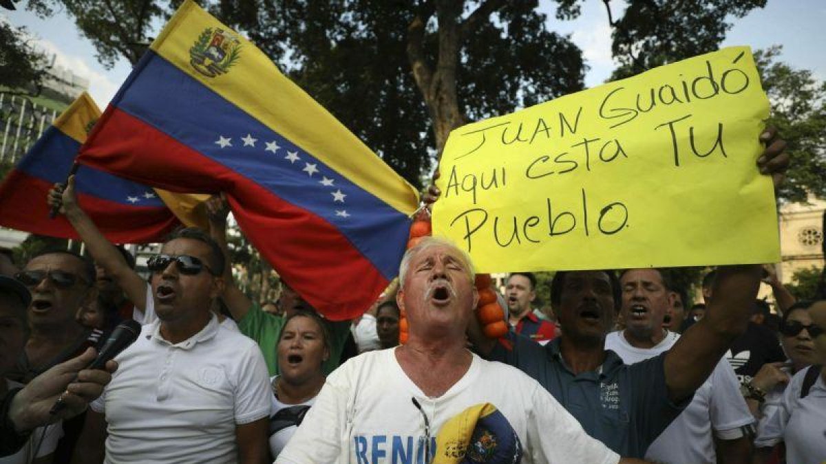 Ciudadanos venezolanos apoyan al presidente interino Juan Guaidó.-AP