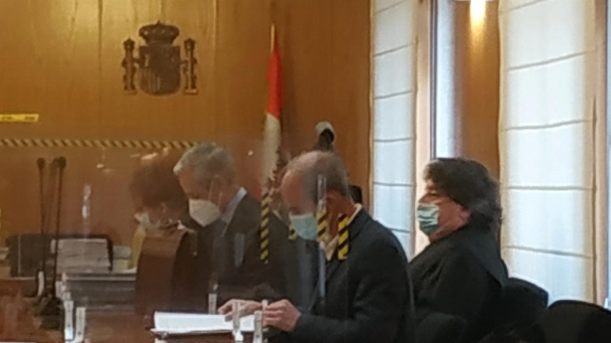 El acusado, en primer plano, en una de las sesiones del juicio en la Audiencia de Valladolid. - EUROPA PRESS