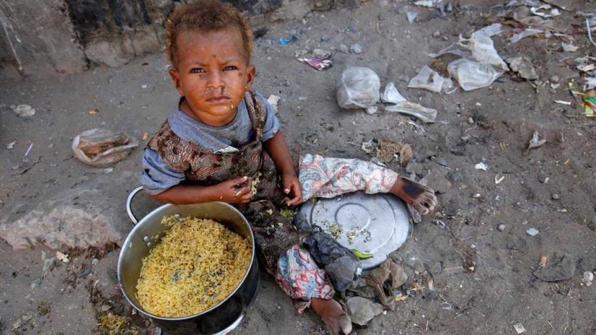 Una niña desplazada por la guerra en una barriada de la ciudad portuaria de Hodeida, en el Yemen.-/ REUTERS / ABDULJABBAR ZEYAD