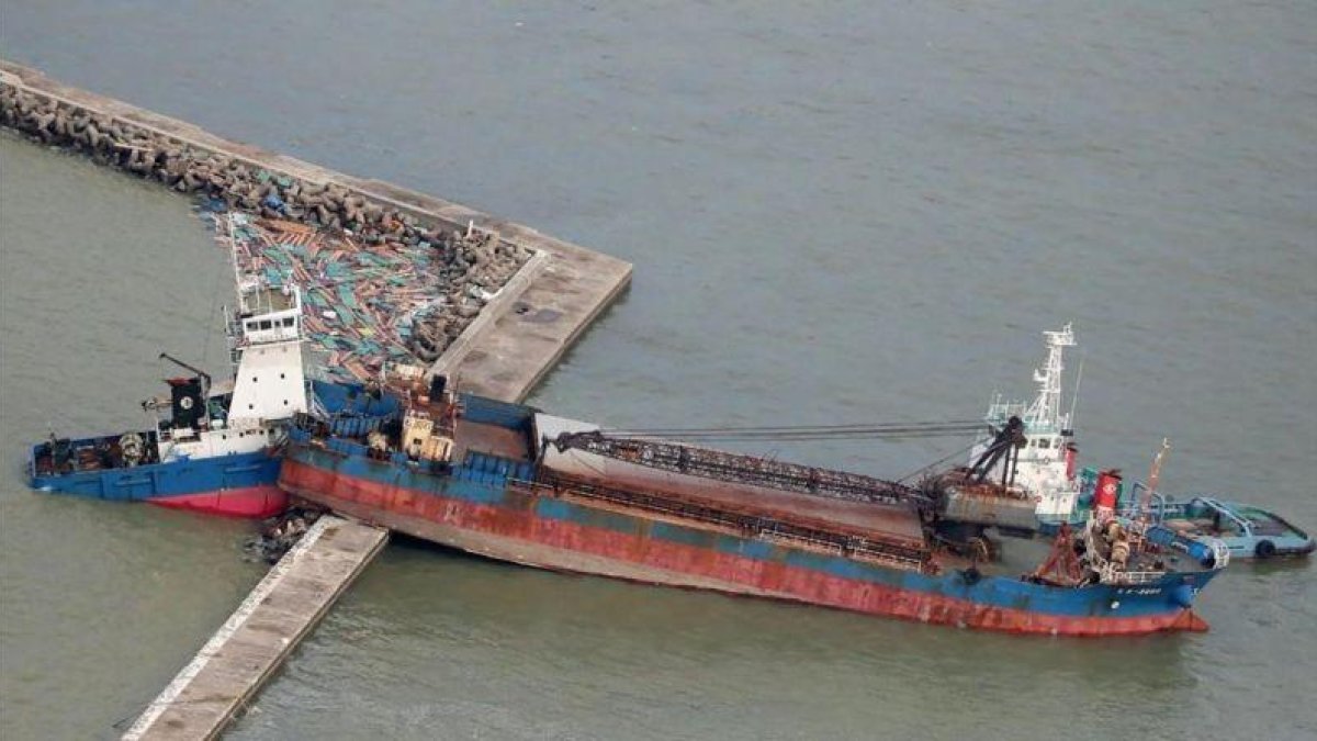 Un barco petrolero de 2.500 toneladas se estrelló desde un puente en una pequeña isla cerca del aeropuerto de Osaka.-JIJI PRESS (AFP)