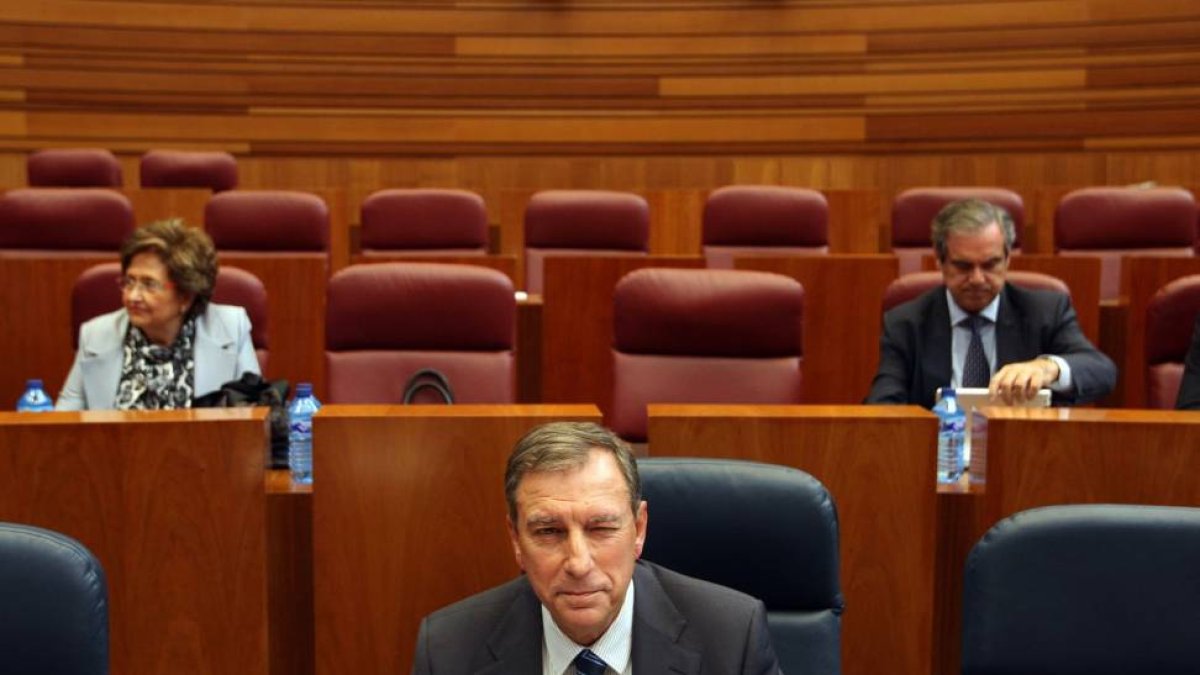 El consejero de Educación, Juan José Mateos, en el Pleno de las Cortes de Castilla y León-Ical
