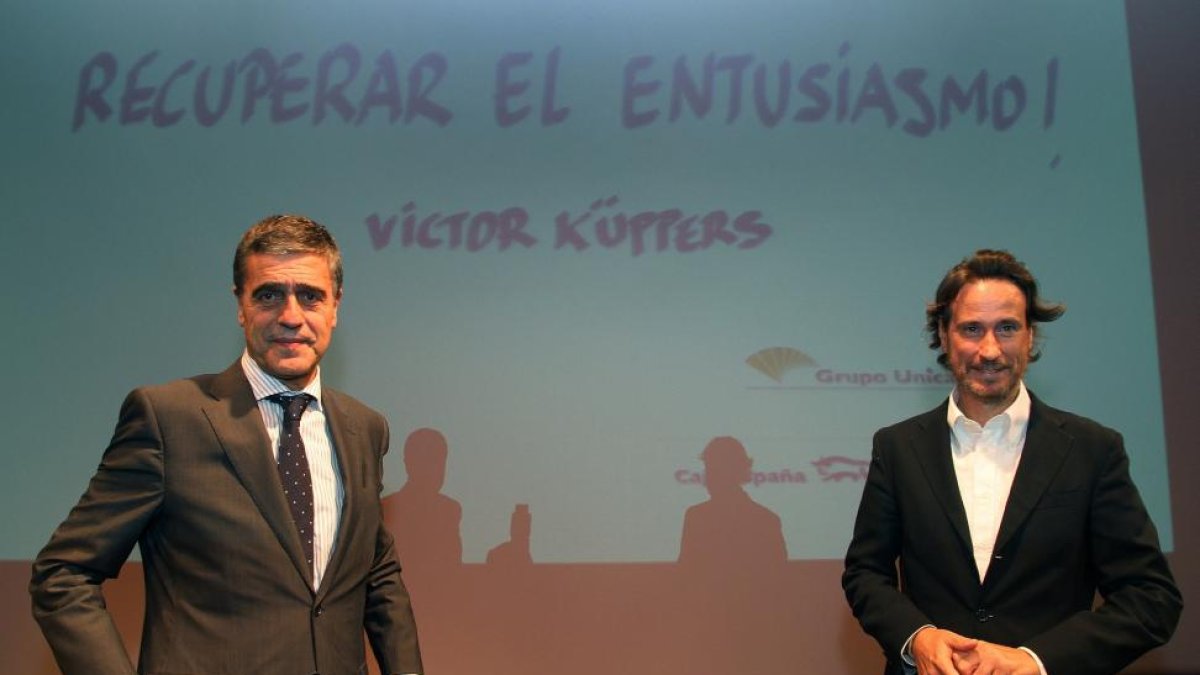El consultor y formador Víctor Küppers (D) junto al director territorial de Caja España-Duero en Valladolid, Eduardo Luis López (I) antes de la charla programada por Caja España-Duero dirigida a empresarios y autónomos.-ICAL