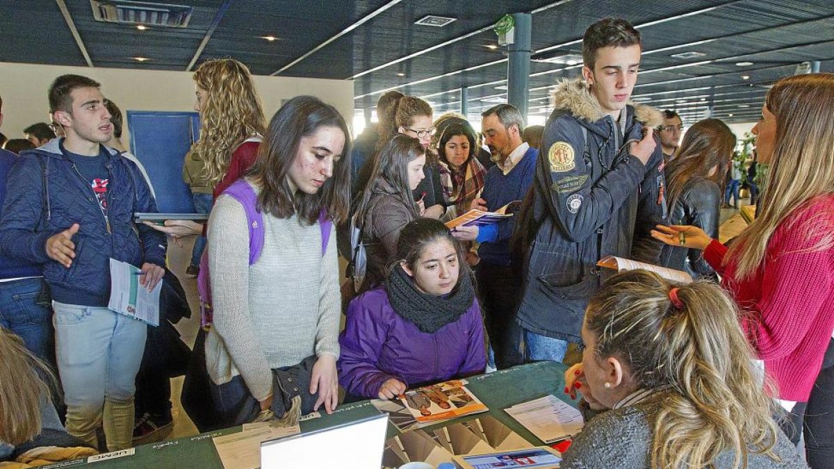 Estudiantes piden información sobre las diferentes titulaciones.-J. M. LOSTAU