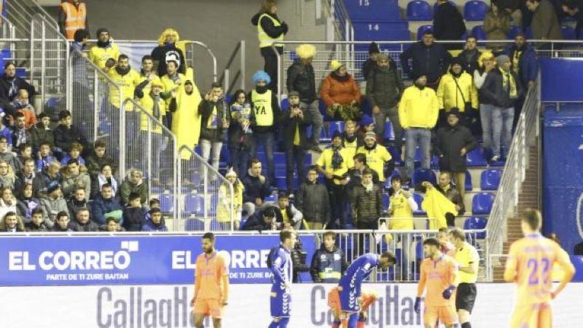 Seguidores canarios en la grada de Mendizorroza.-LFP