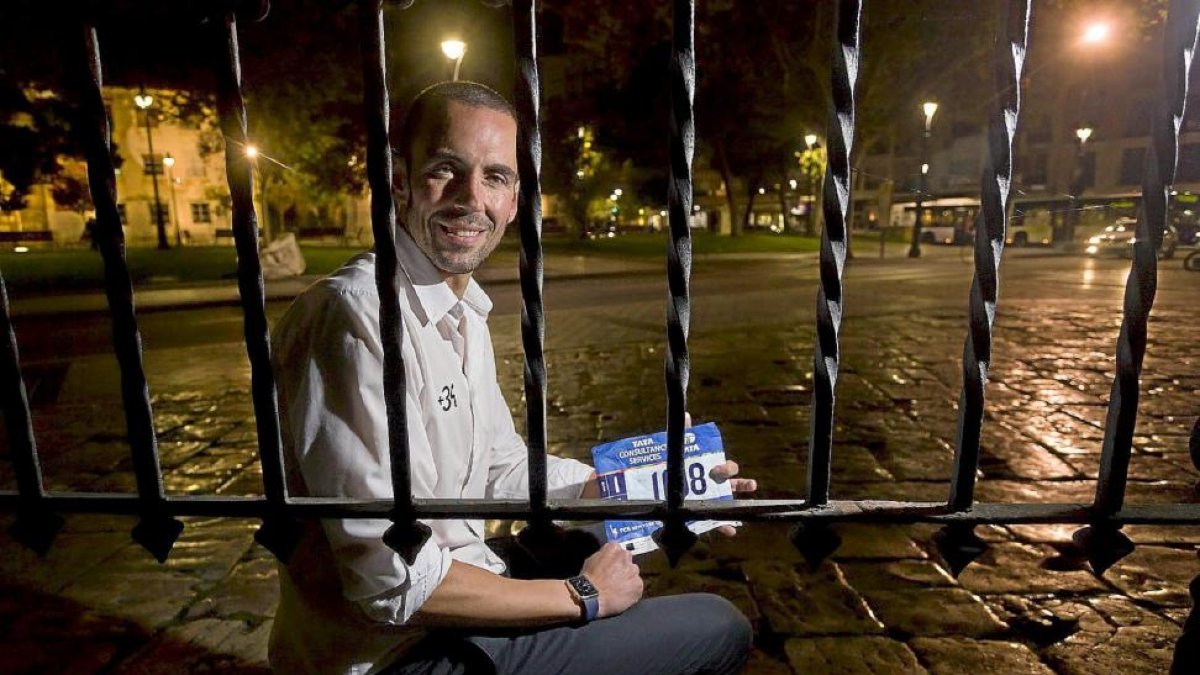 UN ‘RUNNER’ COMPROMETIDO. Durante la entrevista, Casado recibe dos emailes reclamando ayuda para un preso en Tailandia. Antes de terminar, una llamada de una voluntaria que quiere colaborar en Perú. Así es el día a día de este economista al que la fiebre -Pablo Requejo