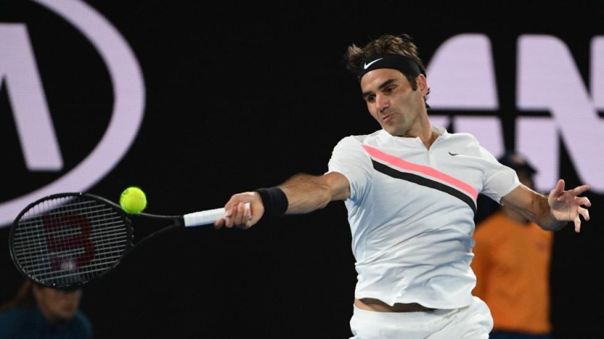 Federer, con un golpe ganador.-SAEED KHAN (AFP)