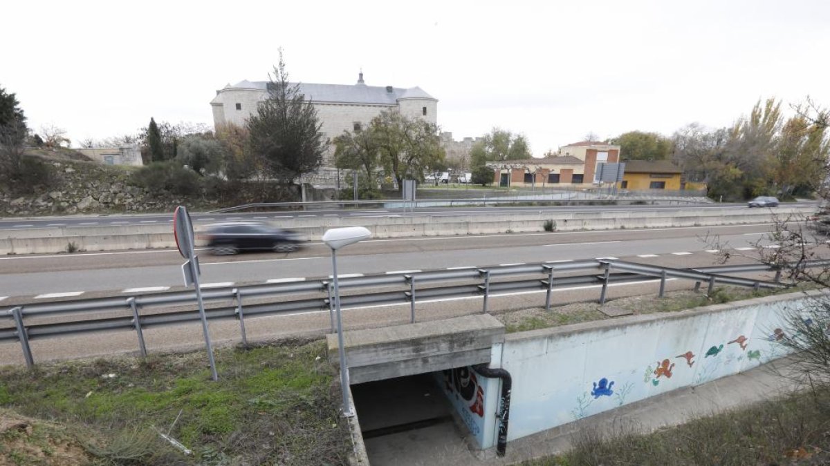 Lugar en por donde cruzó la joven de 15 la autovía en Simancas, sin utilizar el paso subterráneo. J. M. LOSTAU