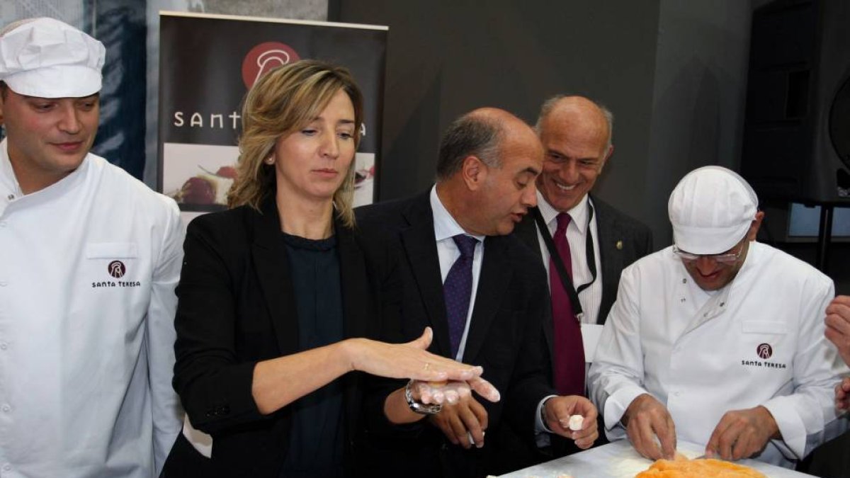 La consejera de Cultura y Turismo, Alicia García, elabora yemas de Santa Teresa durante la inauguración de la feria Intur 2014-Ical