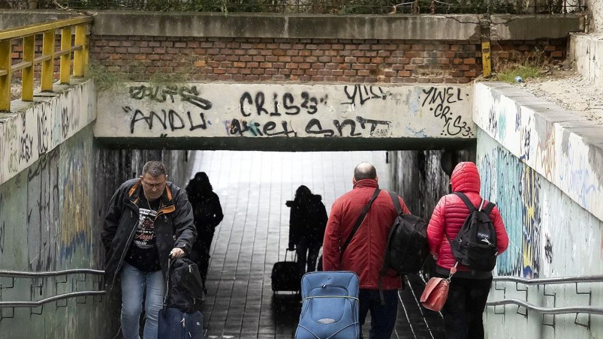 Varios transeúntes pasan por el túnel del Arco de Ladrillo.-PABLOREQUEJO / PHOTOGENIC