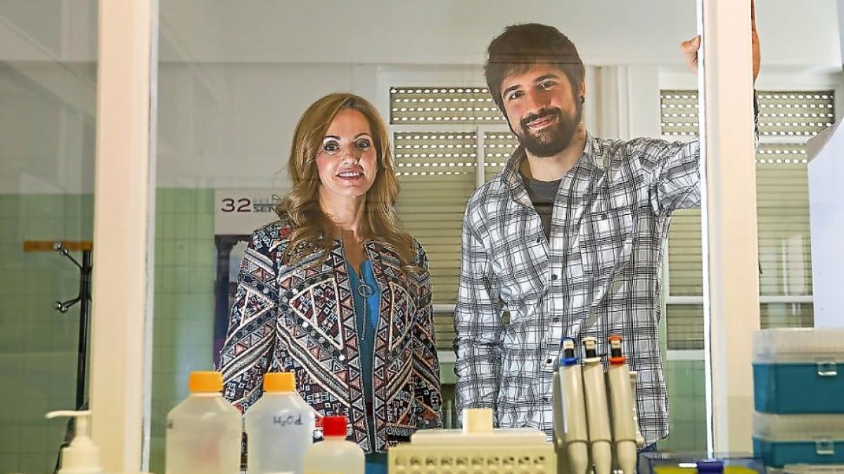 Rocío Aller y Miguel Ángel Rojo en las instalaciones de la Facultad de Medicina de Valladolid.-J. M. LOSTAU