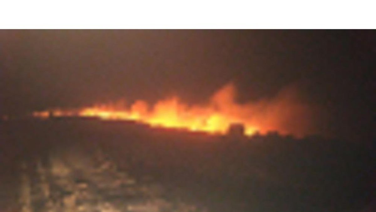 Imagen nocturna del incendio en Poyales del Hoyo originado anoche por un rayo-TWITTER