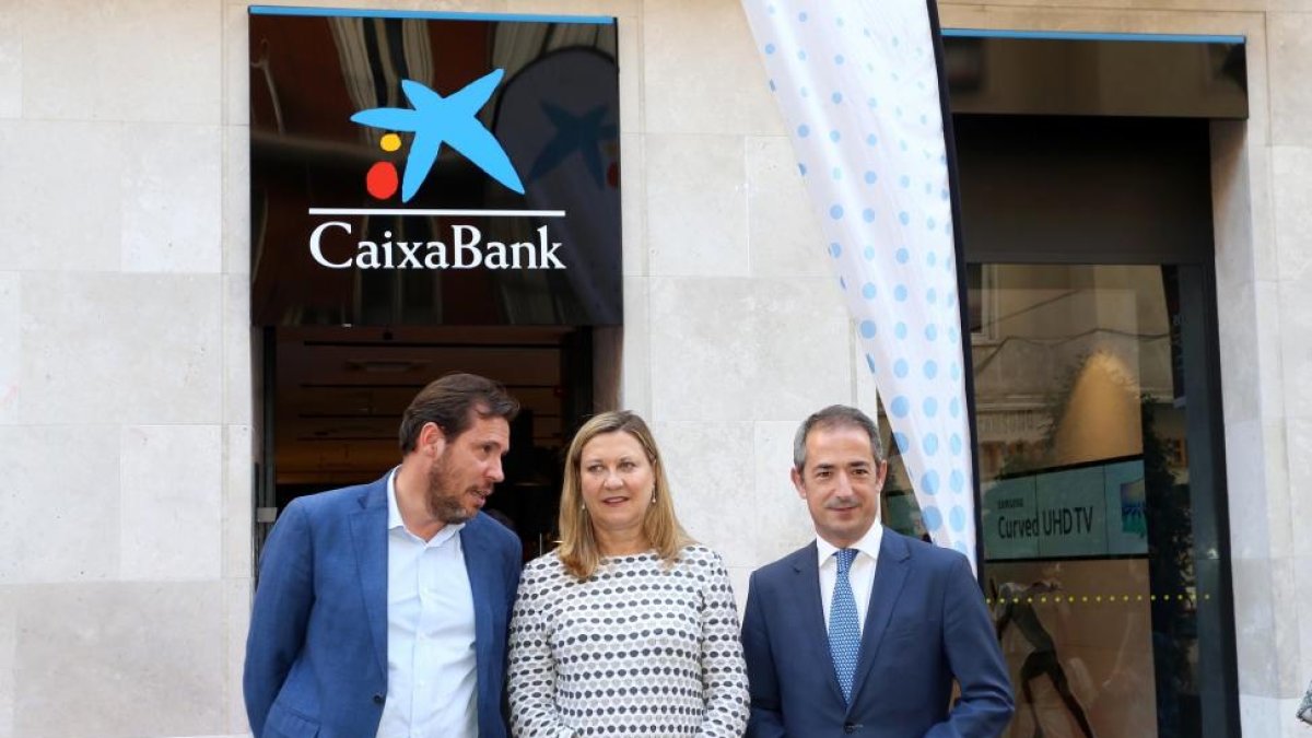 La consejera de Economía y Hacienda, Pilar del Olmo, y el alcalde de Valladolid, Óscar Puente, durante la inauguración de la nueva oficina 'A Valladolid' de CaixaBank-ICAL