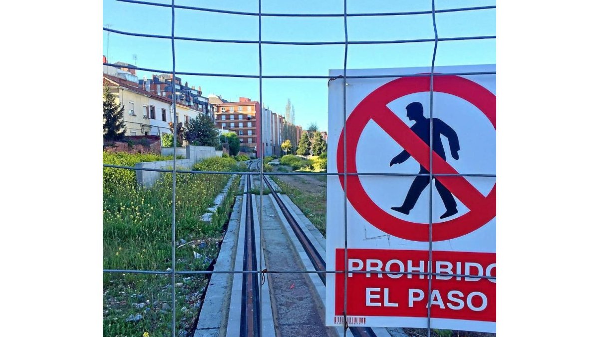 Estado de las obras de Feve, paradas hace años y que ven cómo la mala hierva se va apoderando de su recorrrido.-E. M.