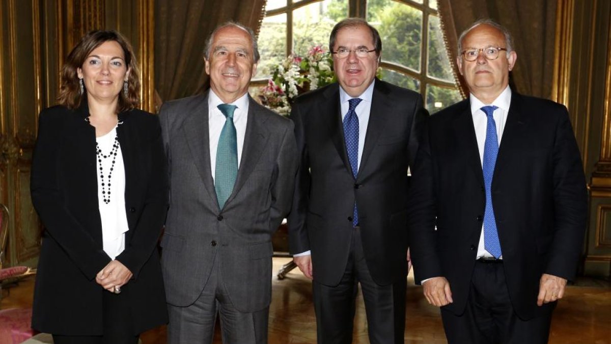 El presidente de la Junta de Castilla y León, Juan Vicente Herrera, se reúne en París con el responsable del Grupo Lactalis, Michel Nalet (D) y con el embajador de España en Francia, Ramón de Miguel y Egea (2I). Junto a ellos, la consejera de Agricultura-ICAL