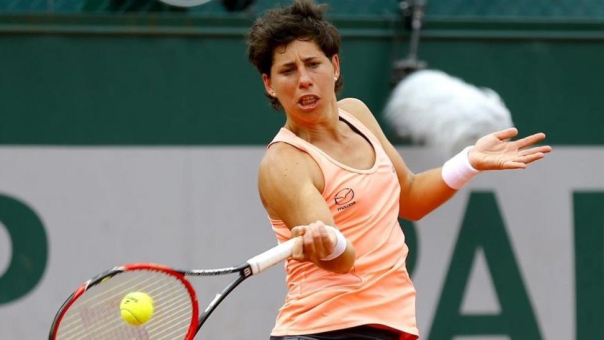 Carla Suárez golpea una bola en su partido ante Siniakova.-ROBERT GHEMENT / EFE