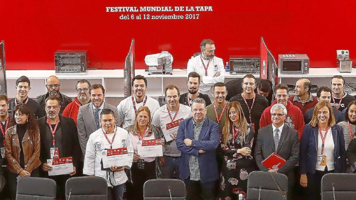 Algunos de los participantes en el concurso junto con Ana Redondo, Óscar Puente, Alberto Chicote, María José Hernández y Ángeles Armisén ayer durante la inauguración.-J.M. LOSTAU