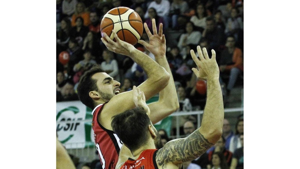 Federico se eleva en el partido de ayer para anotar un lanzamiento ante la oposición de Kapelan.-LOF