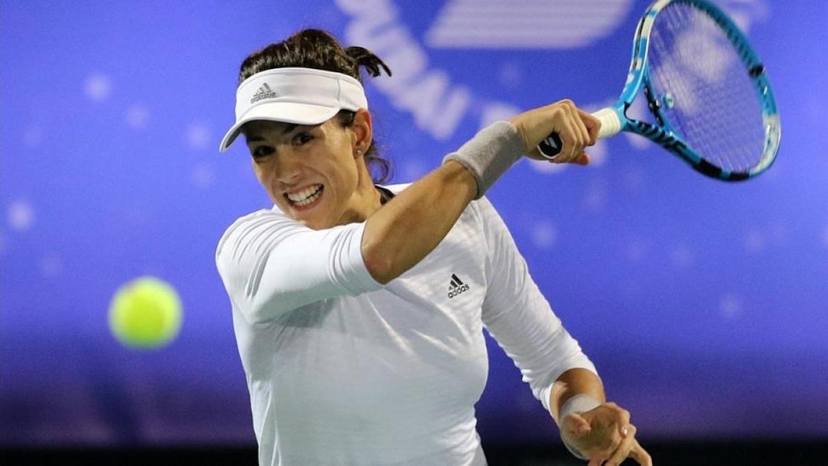 Muguruza, en su partido en Dubái ante la francesa Garcia.-/ EFE / MAHMOUD KHALED