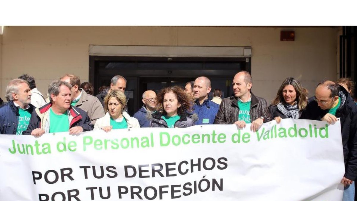 Concentración de las juntas de personal docente de centros no universitarios de Valladolid contra las reválidas en 3º y 6º de Primaria frente a la Dirección Provincial de Educación.-ICAL