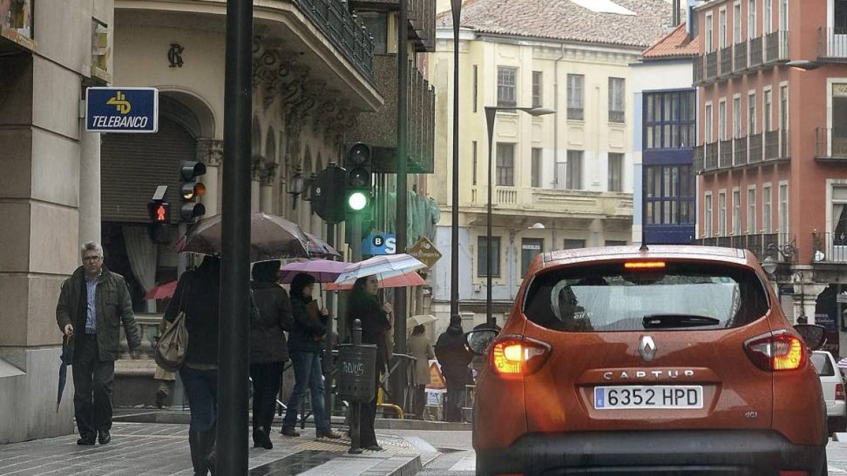 Vista del crossover urbano de Renault, el modelo Captur, circulando hoy por las calles de Valladolid-Nacho Gallego