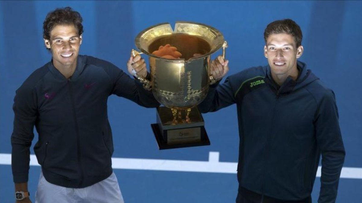 Rafael Nadal y Pablo Carreño posan con el trofeo del Abierto de China.-AP / NG HAN GUAN