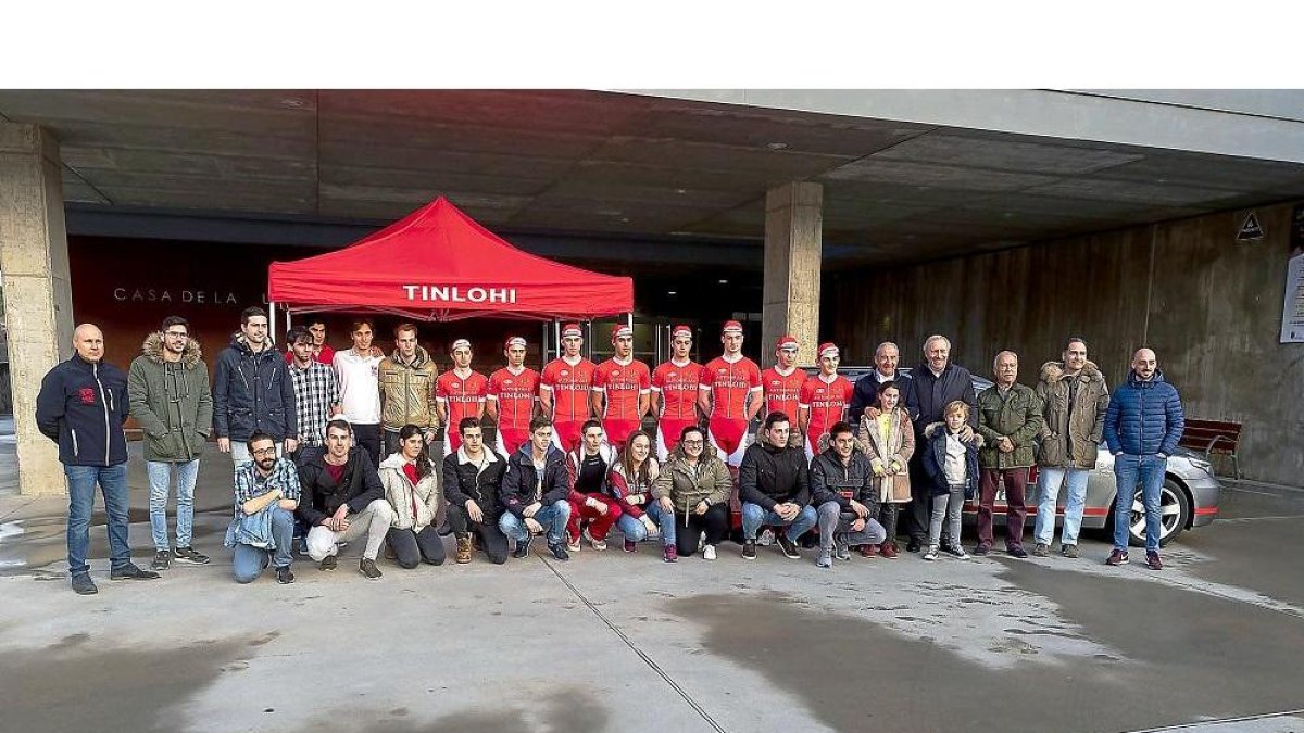 Presentación del equipo ciclista júnior del club, acomapañado por las personas que han formado parte del Tinlohi durante sus diez años de vida.-PABLO REQUEJO