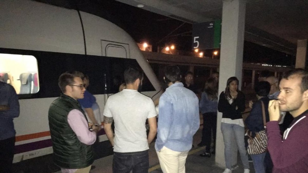 Pasajeros del Alvia de madrugada en la estación de Segovia.-EL MUNDO