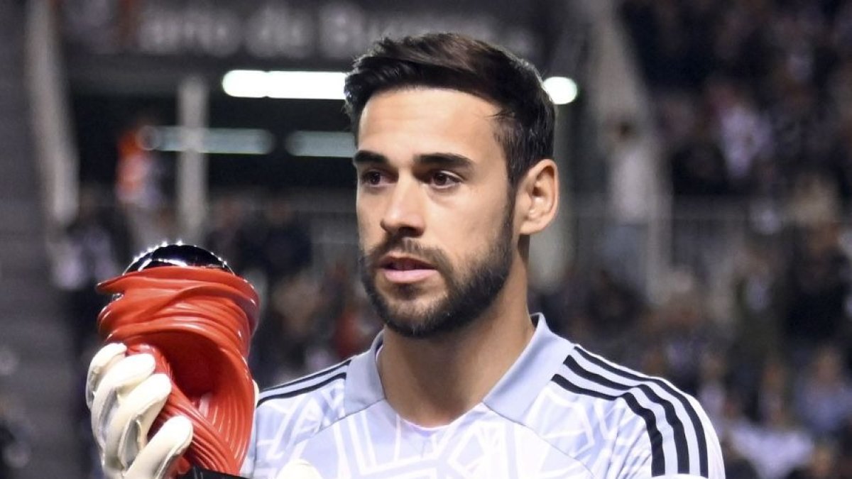 Caro con su trofeo de mejor jugador de Segunda de septiembre.
