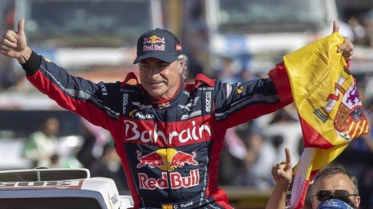 Carlos Sainz (Mini) celebra, con la bandera española en la mano, su tercera victoria en el Dakar.-