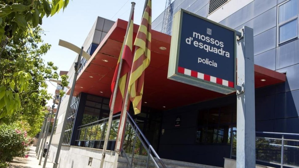 Comisaría de Mossos dEsquadra en el barrio del Pomar de Badalona.-ALBERT BERTRÁN