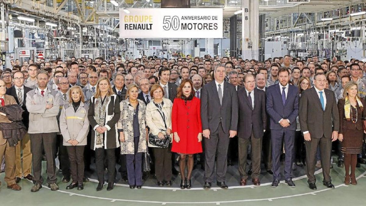 Foto de familia de directivos, autoridades y trabajadores en la  Factoría de Motores en Valladolid, con la presencia de Del Olmo, Clemente, De los Mozos, Herrera, Puente, Guillermo y Valdeón.-J.M. Lostau