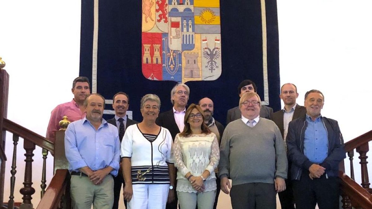 Mayte Martín, José Luis Prieto y Pablo Rubio, junto a los responsables de la compañía belga Windvision, encabezados por su fundador, Johan Bosch.-ICAL