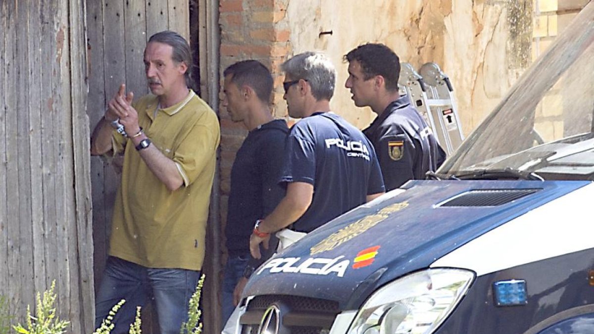 Ruiz hace unas indicaciones a los policías durante uno de los registros.-ISRAEL L. MURILLO
