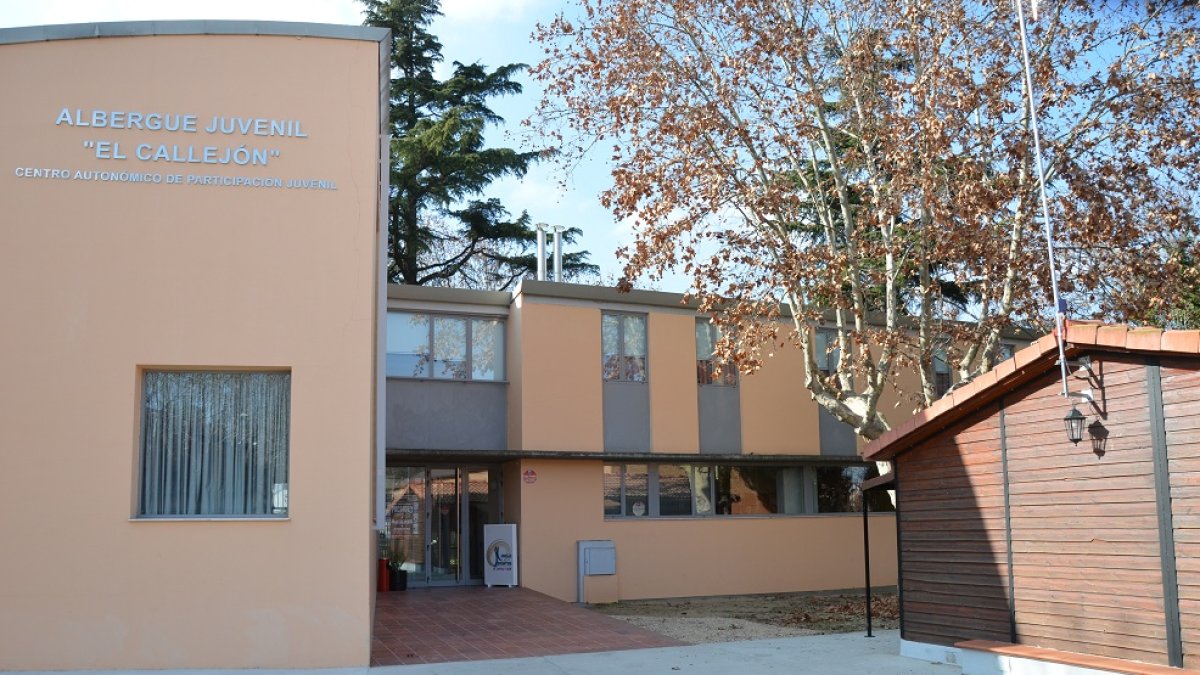 Fachada del Albergue Juvenil del callejón de la Alcoholera.- E. M.