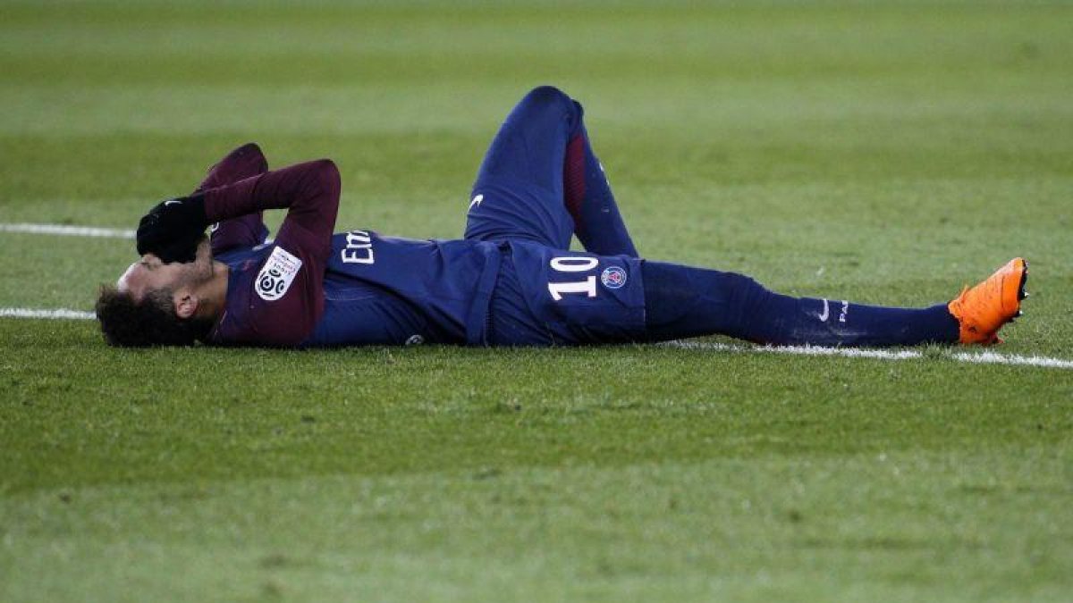 Neymar, tras caer lesionado.-GEOFFROY VAN DER HASSELT (AFP)