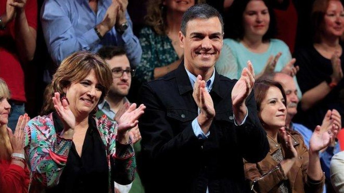 Pedro Sánchez y Dolores Delgado, en el acto electoral de este sábado en Madrid.-FERNANDO ALVARADO (EFE)