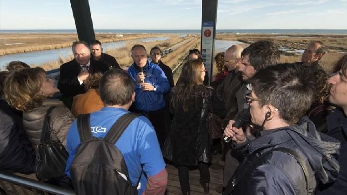 Una delegación de eurodipitados atiende en un mirador las explicaciones de Manolo Tomás, de la Plataforma en Defensa del Ebro.-JOAN REVILLAS