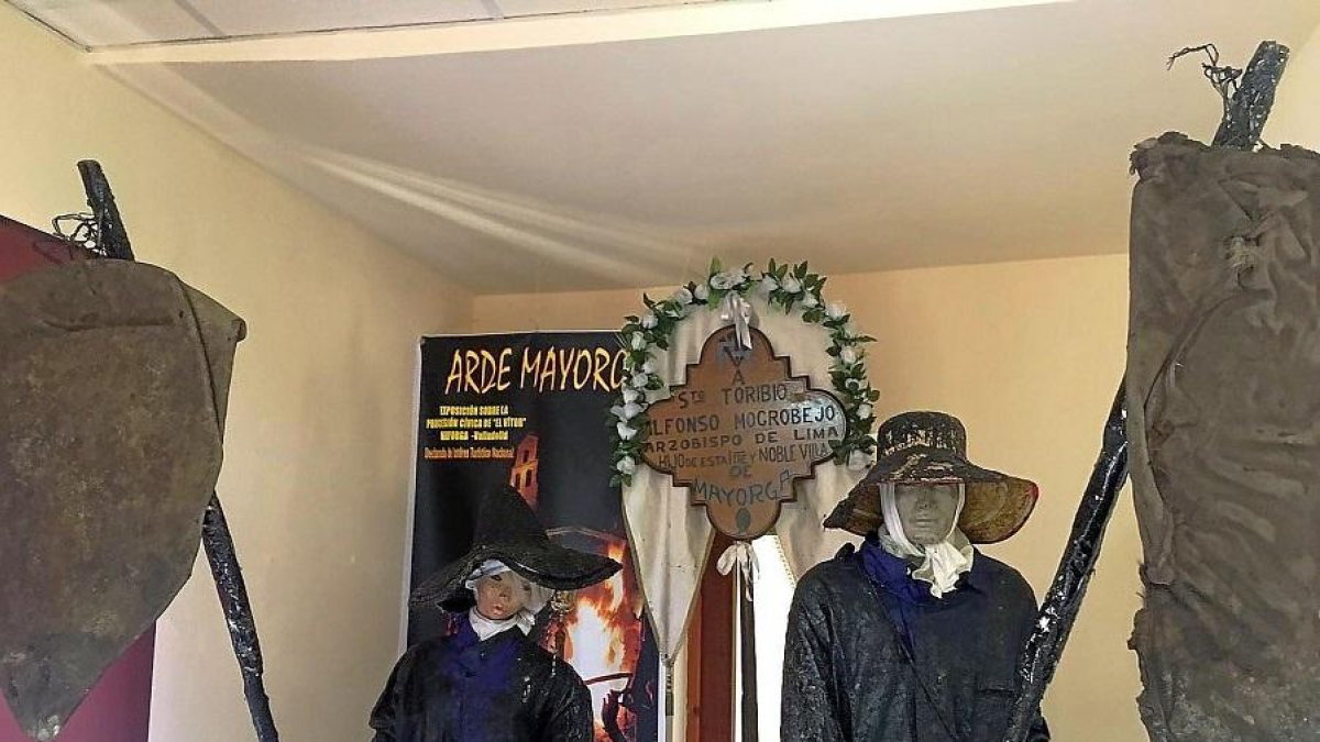 Algunos elementos propios de Mayorga en la exposición.-E. M.