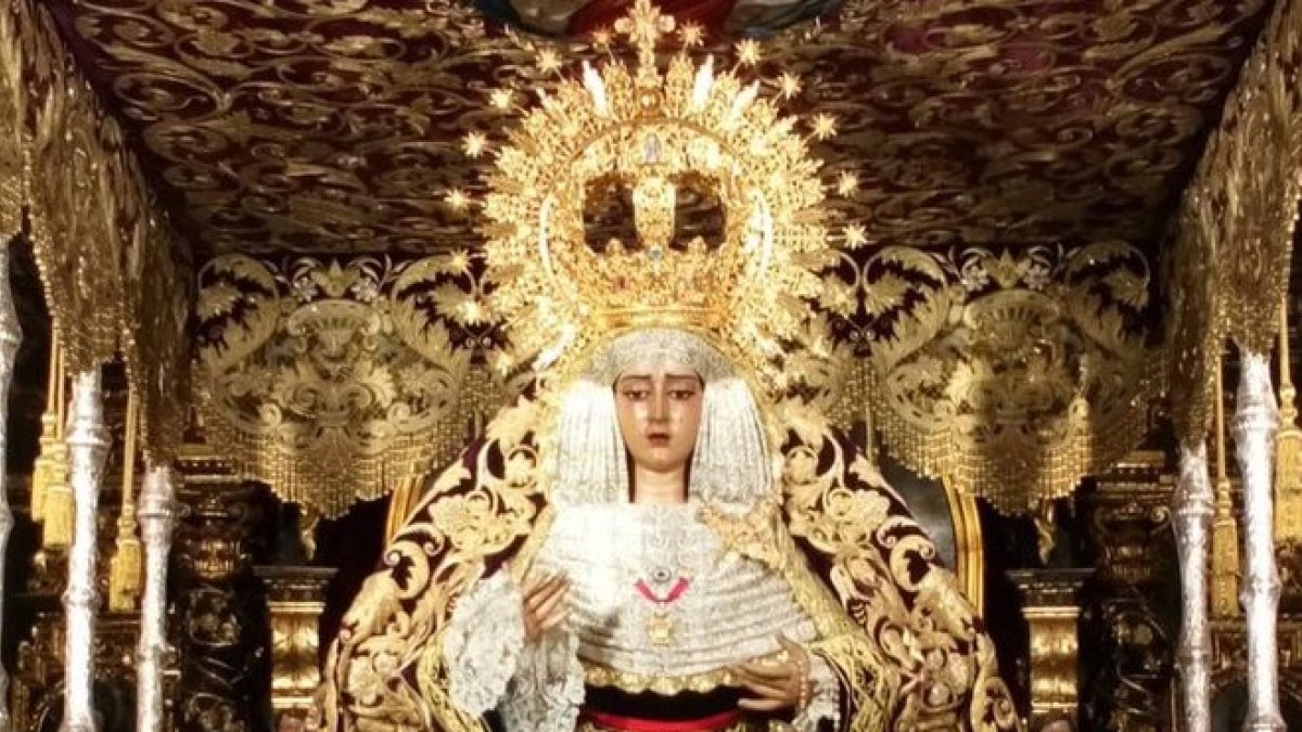 La Virgen de la Piedad con el fajín del dictador Francisco Franco.-TWITTER
