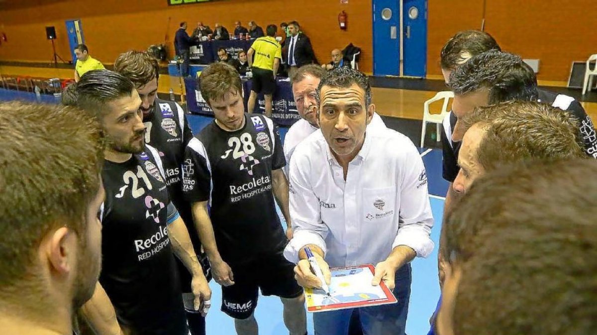 Pisonero da indicaciones a sus hombres en un tiempo muerto.-PHOTO-DEPORTE