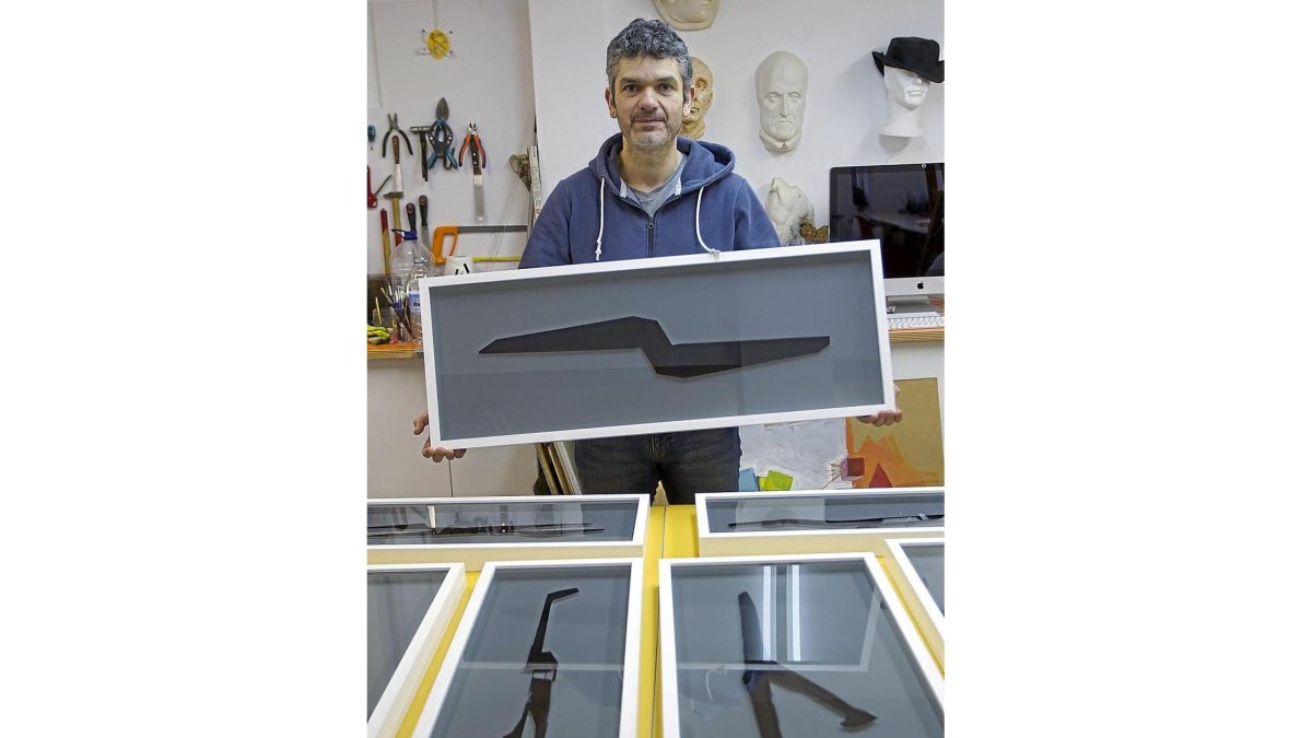 Alonso, en una imagen de archivo, junto a una obra expuesta en Coll Blanc y otra en Valencia.-J. M. LOSTAU / E. M.