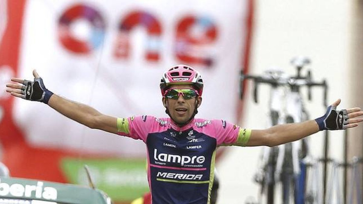 El ciclista portugués Nelson Oliveira se proclama vencedor de la 13ª etapa de la Vuelta,con final en Tarazona.-EFE/JAVIER LIZÓN