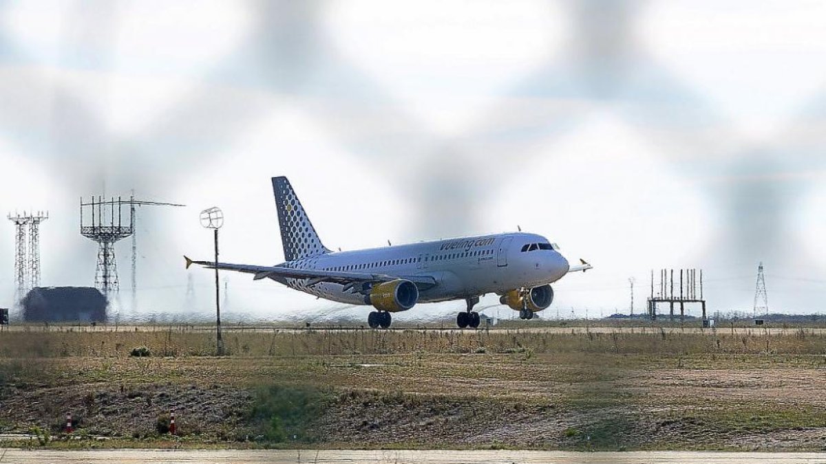 Un avión, en la pista del aeropuerto de Villanubla.