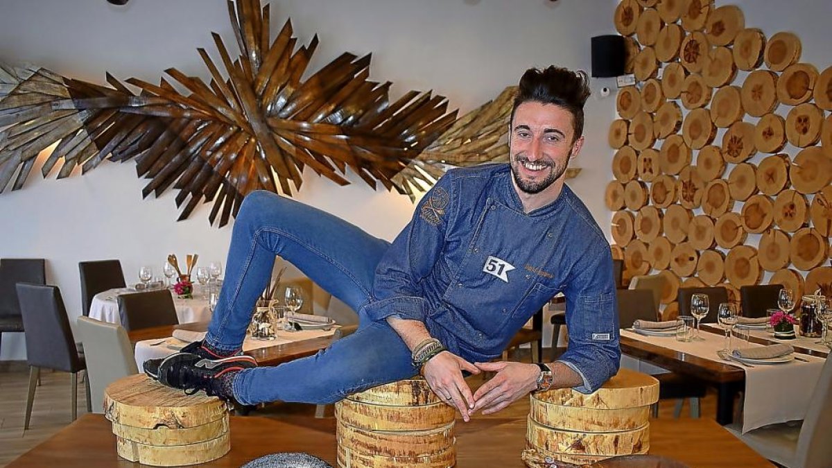 David Izquierdo, en su nuevo restaurante arandino –en cuya decoración predomina la madera– con el lechazo y el pescado, dos productos que nunca faltan en su carta-ARGICOMUNICACIÓN
