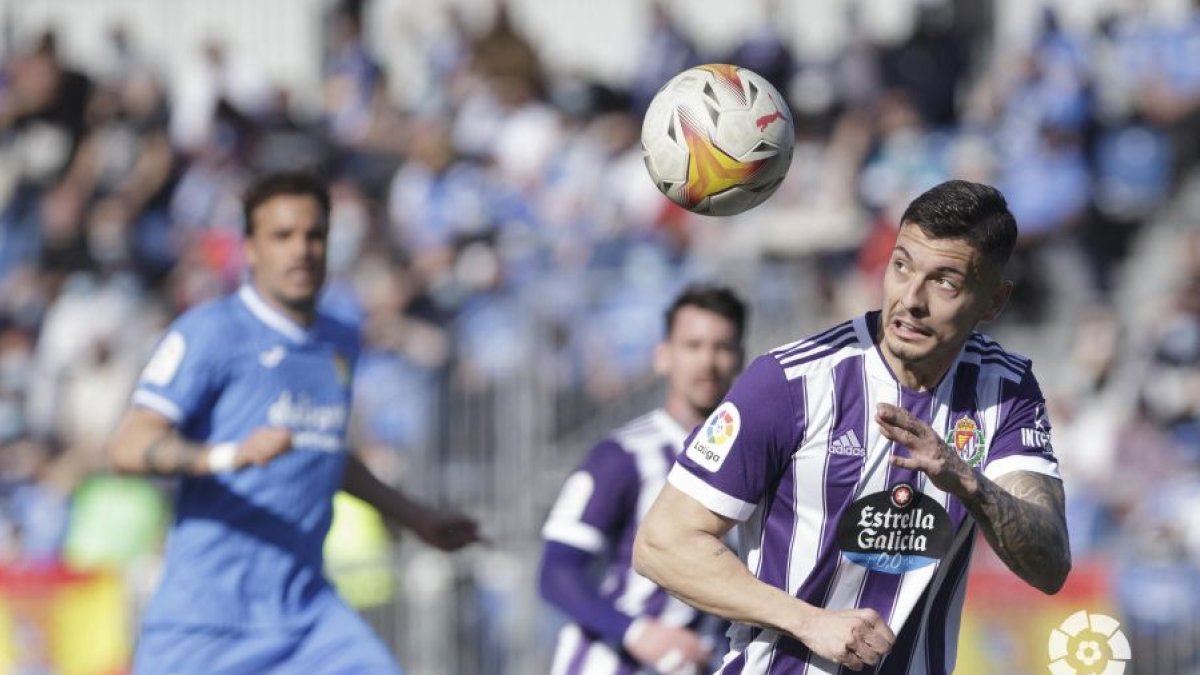 Javi Sánchez despeja de cabeza. / LA LIGA