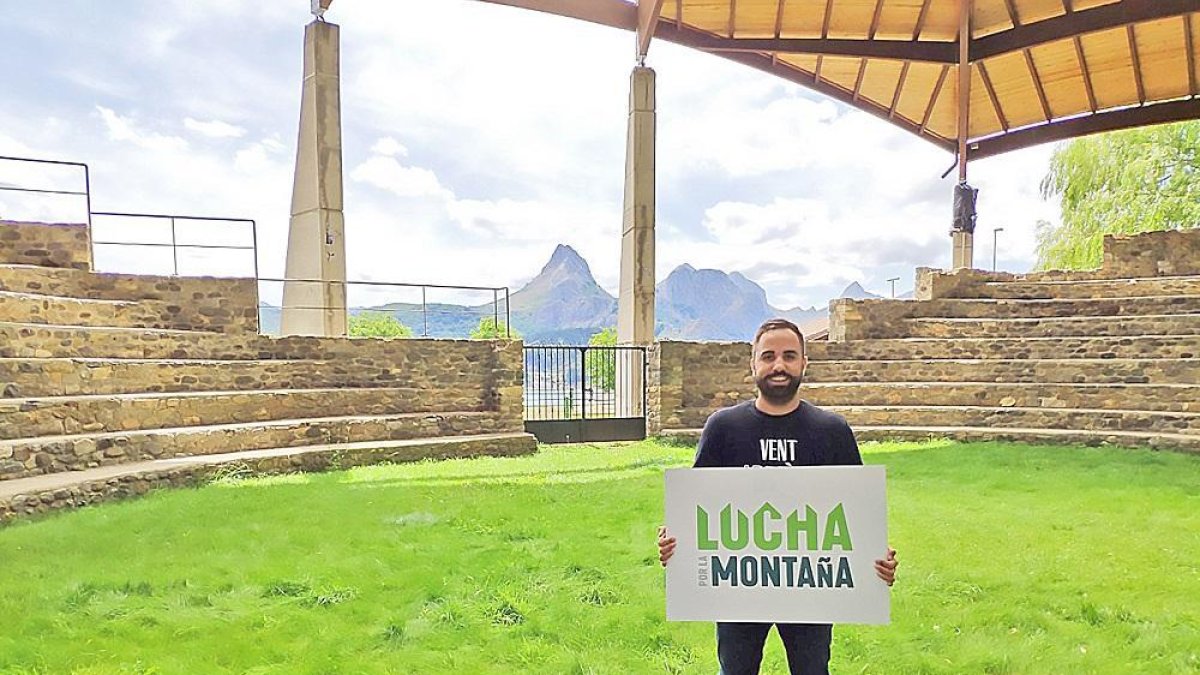 Carlos Fernández, en el centro de un corro de lucha leonesa.-ARGICOMUNICACIÓN