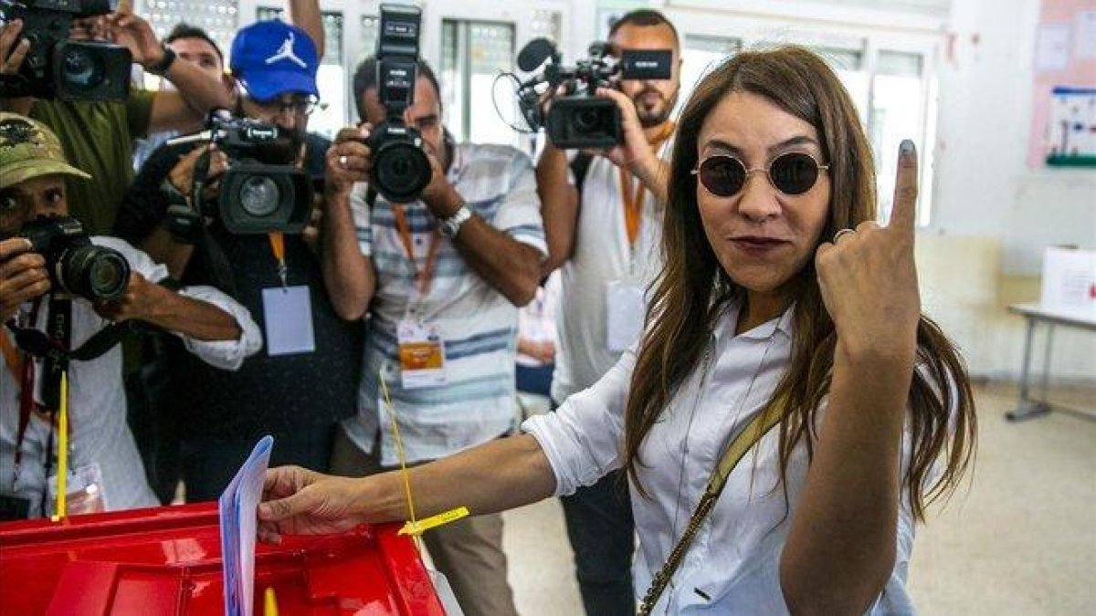 Salwa Karoui, esposa de un candidato a las presidenciales encarcelado, deposita su voto en Túnez.-RIADH DRIDI (AP)