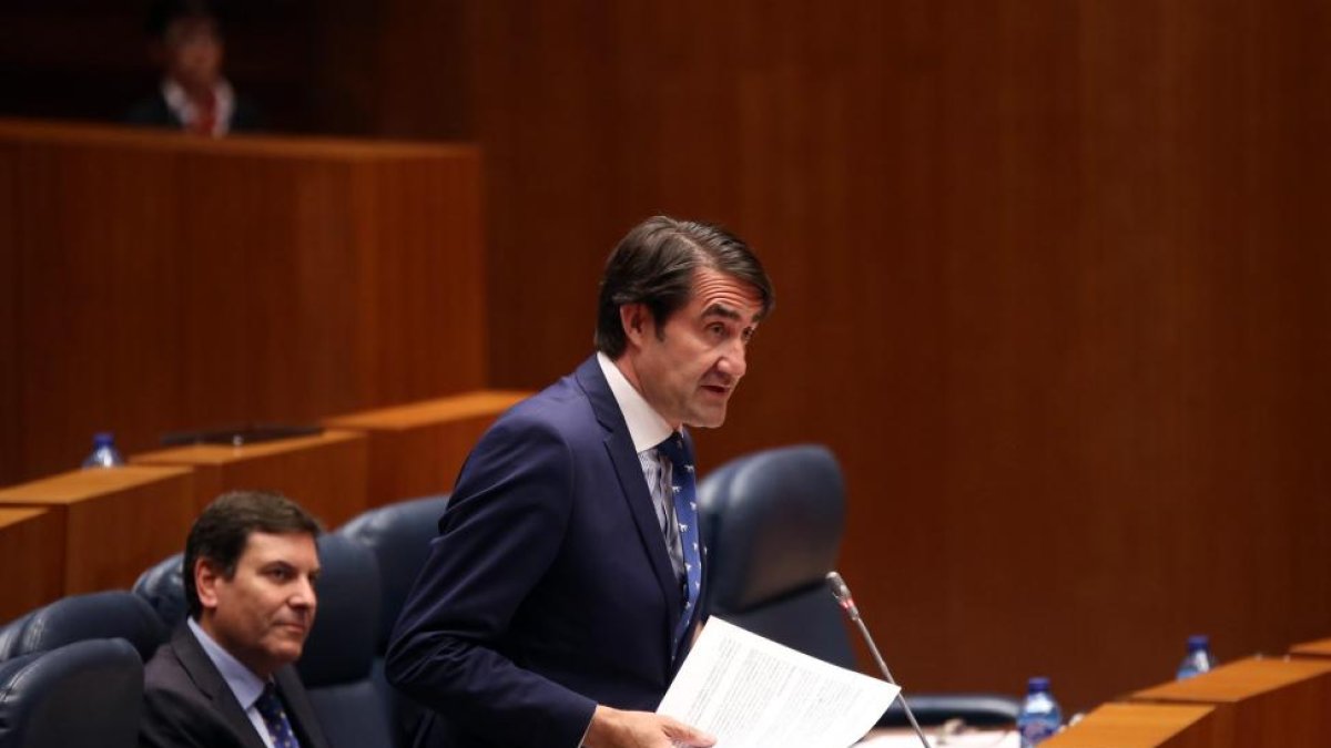 El consejero de Fomento, Juan Carlos Quiñones, durante el Pleno de las Cortes.-MIRIAM CHACÓN / ICAL